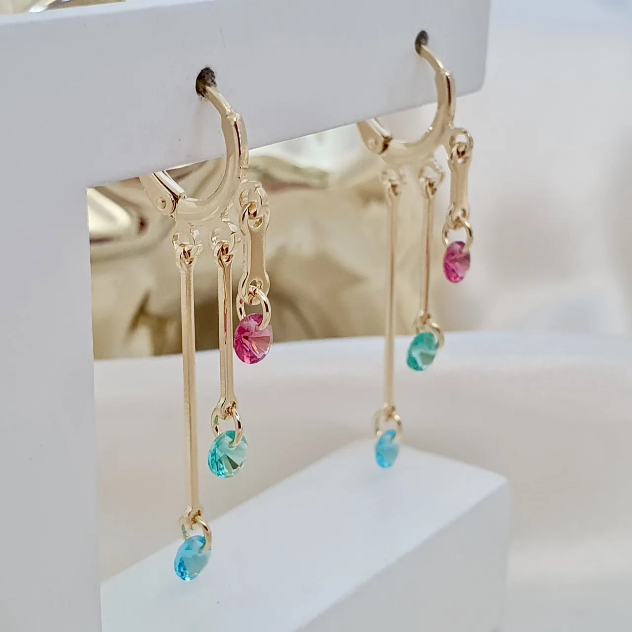 Argola com pingentes de zircônias coloridos