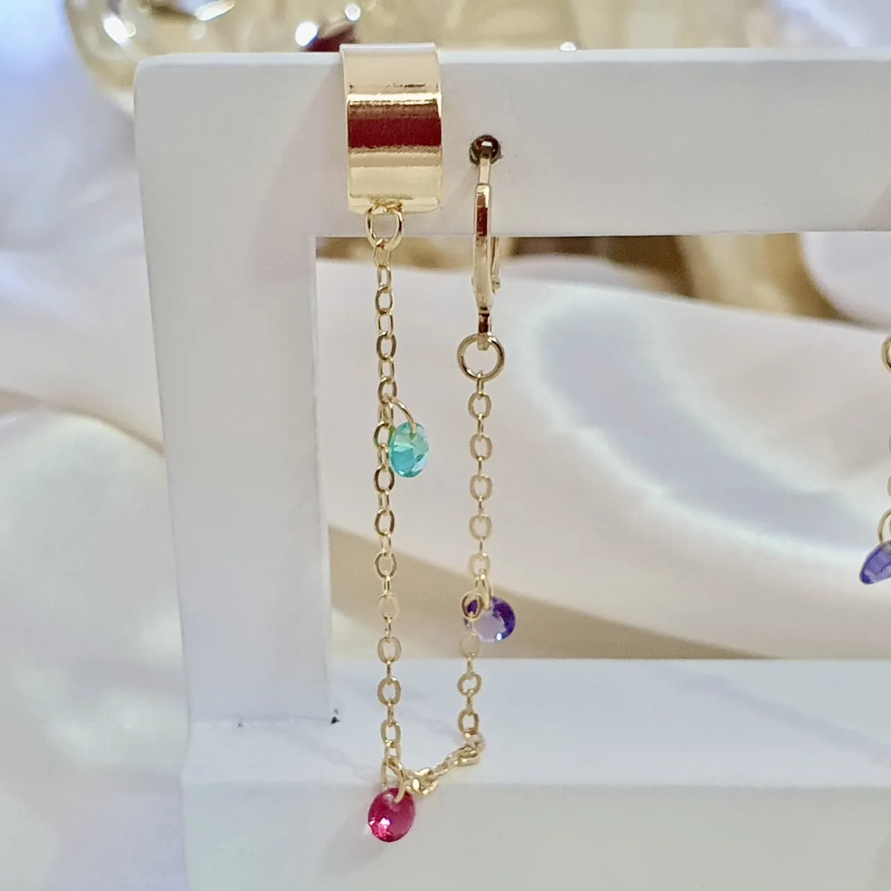 Brinco argola com piercing fake corrente e zircônias