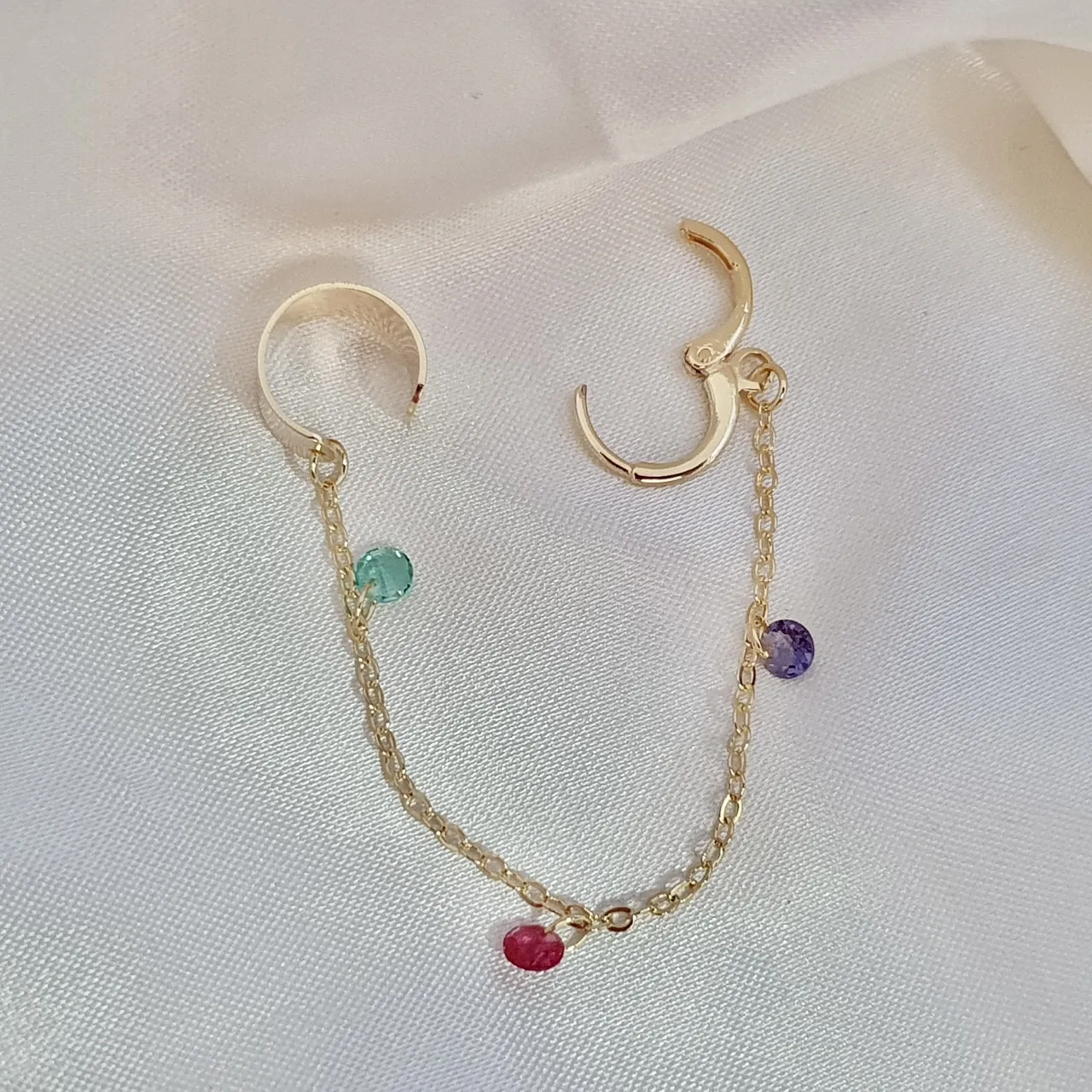 Brinco argola com piercing fake corrente e zircônias