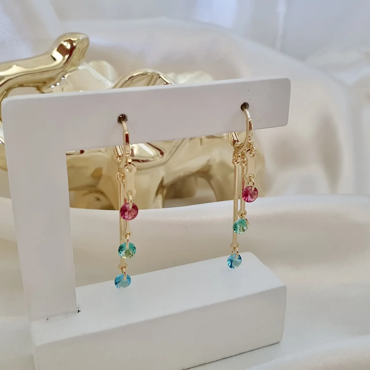 Argola com pingentes de zircônias coloridos