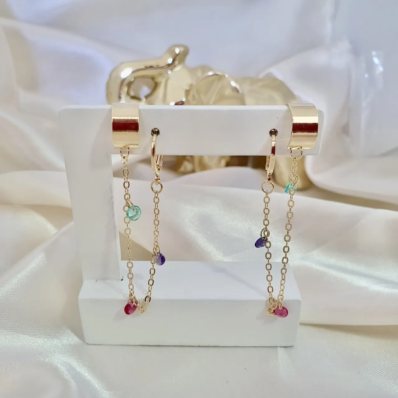 Brinco argola com piercing fake corrente e zircônias