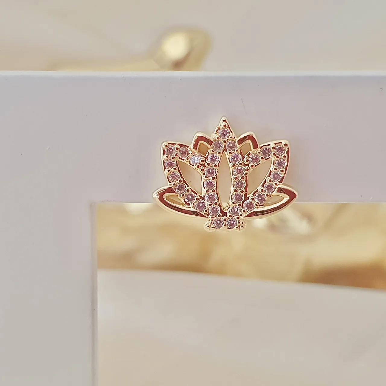 Brinco flor de lótus com zircônia