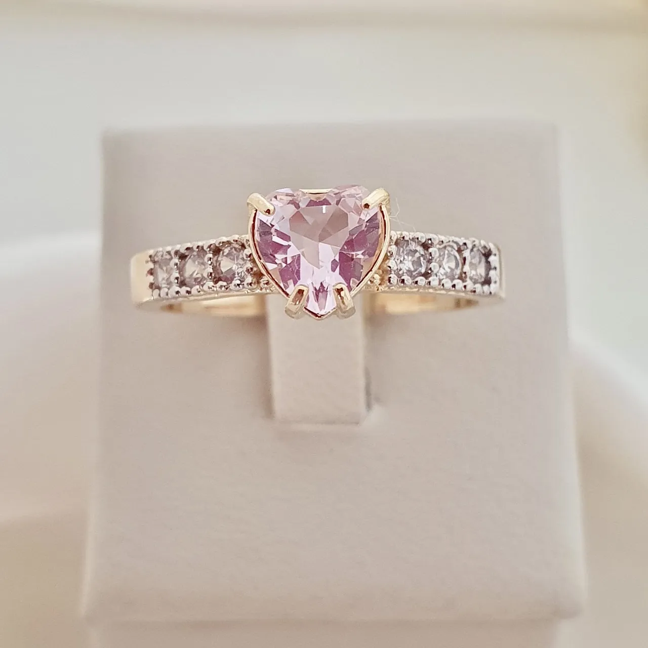 Anel coração de zircônia rosa e aro cravejado