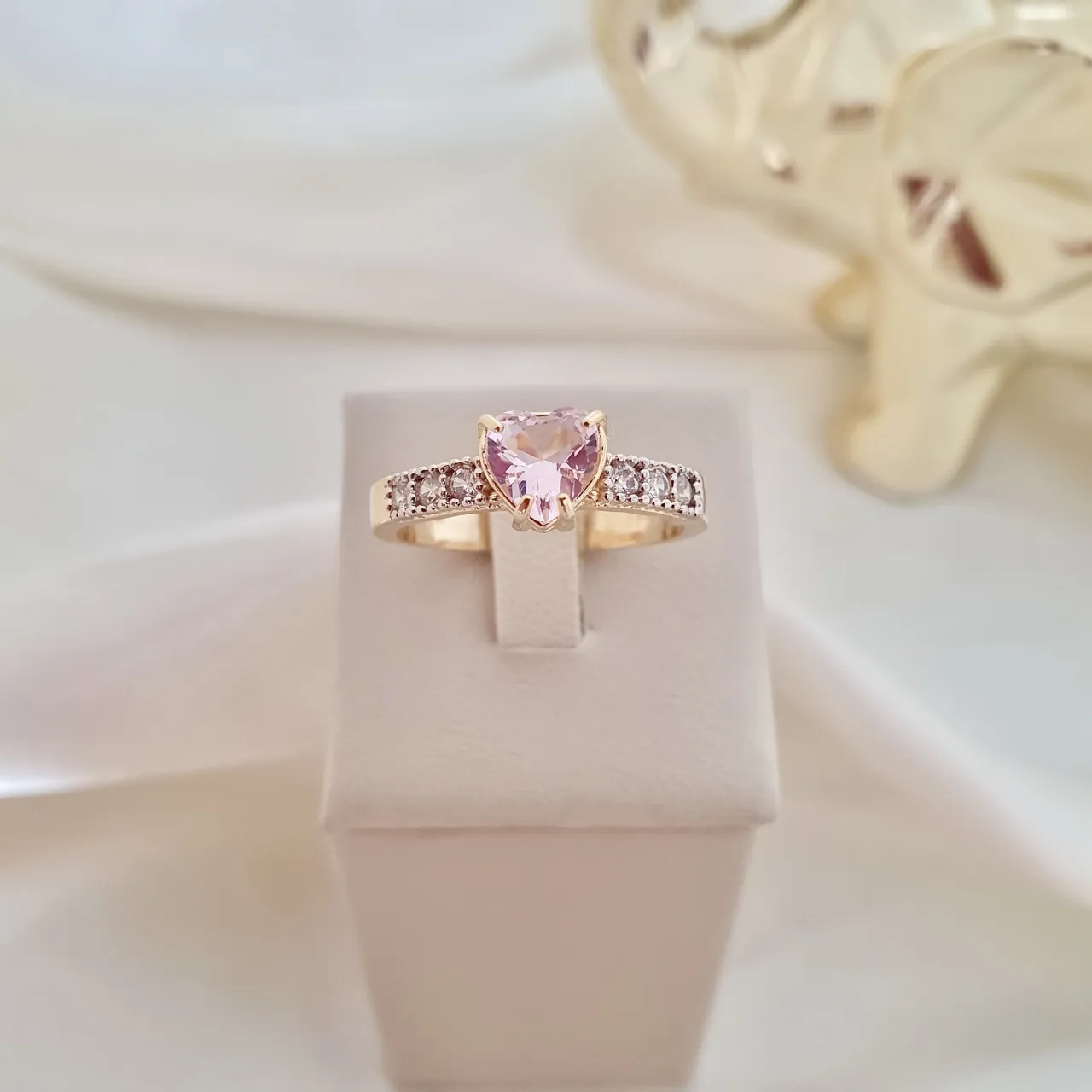 Anel coração de zircônia rosa e aro cravejado