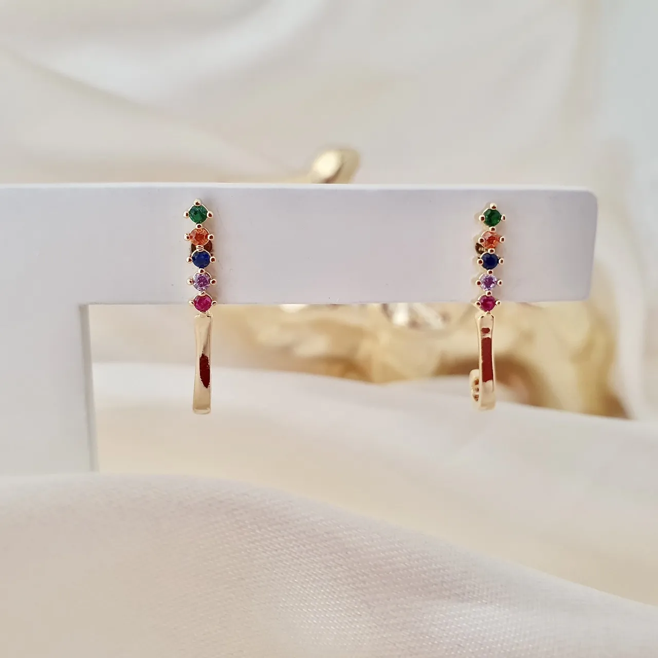 Brinco ear hook com zircônias coloridas