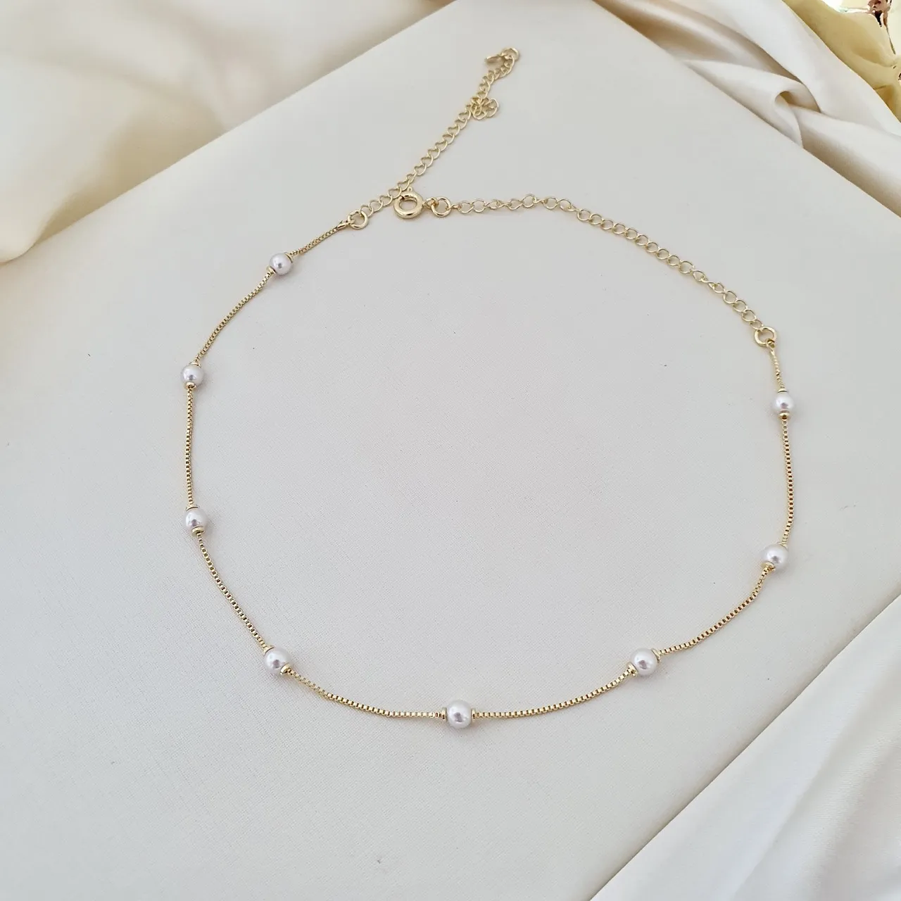 Colar choker com pérolas