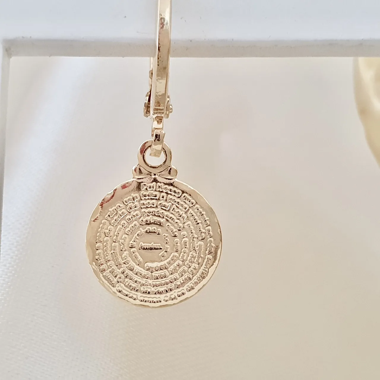 Brinco argola com pingente de medalha com oração Pai Nosso