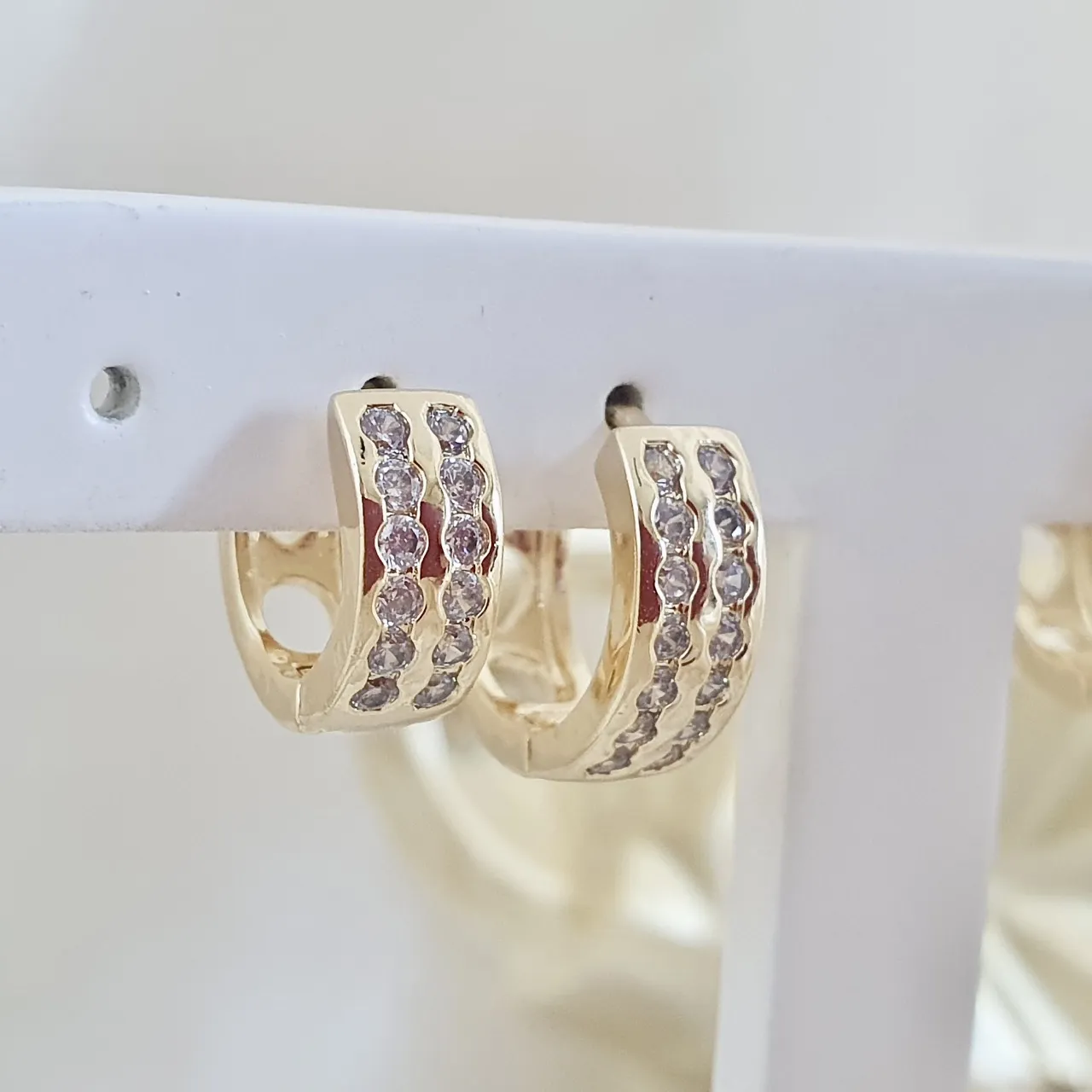 Brinco dupla de argola click com zircônias