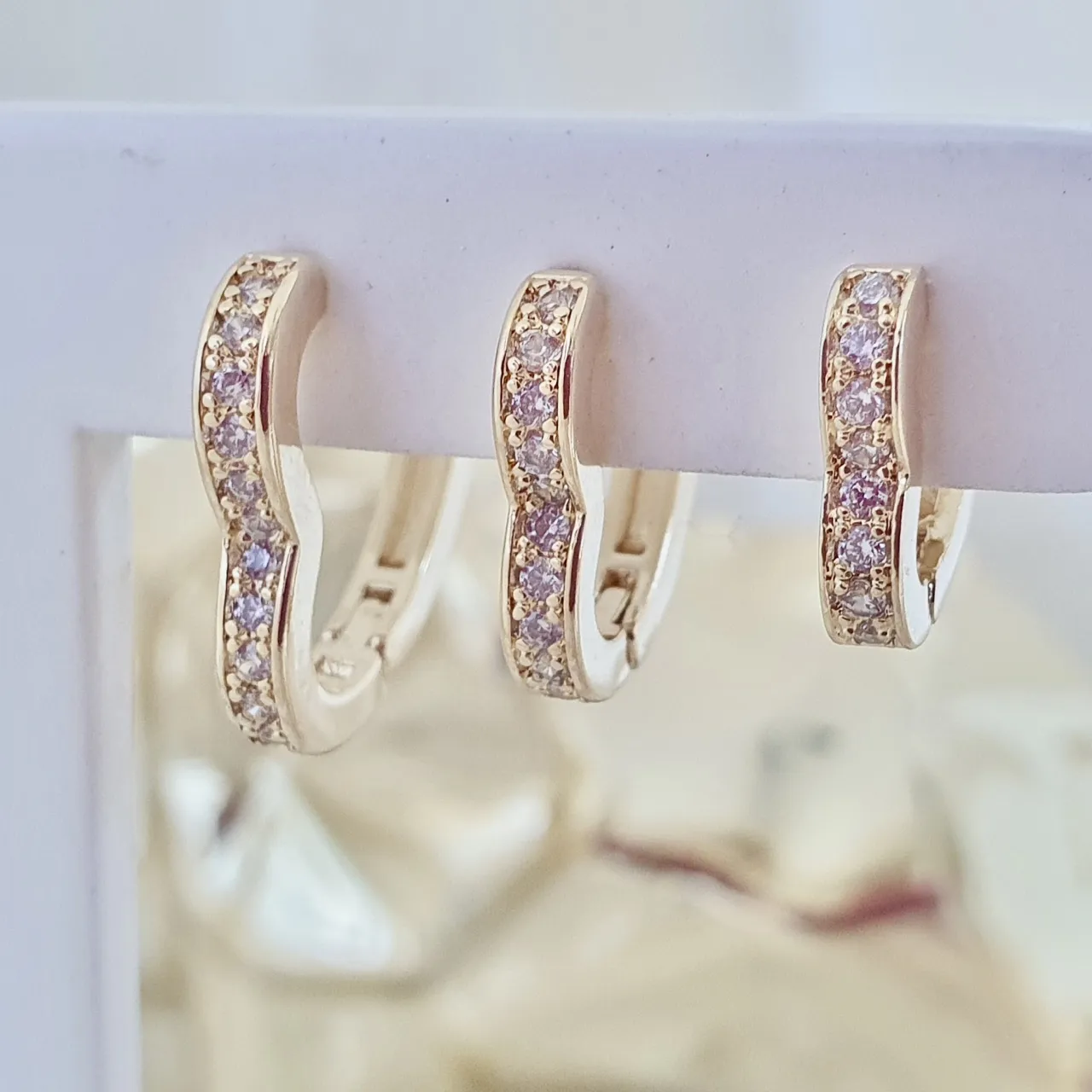 Brinco trio de argola click em forma de coração cravejadas com zircônia