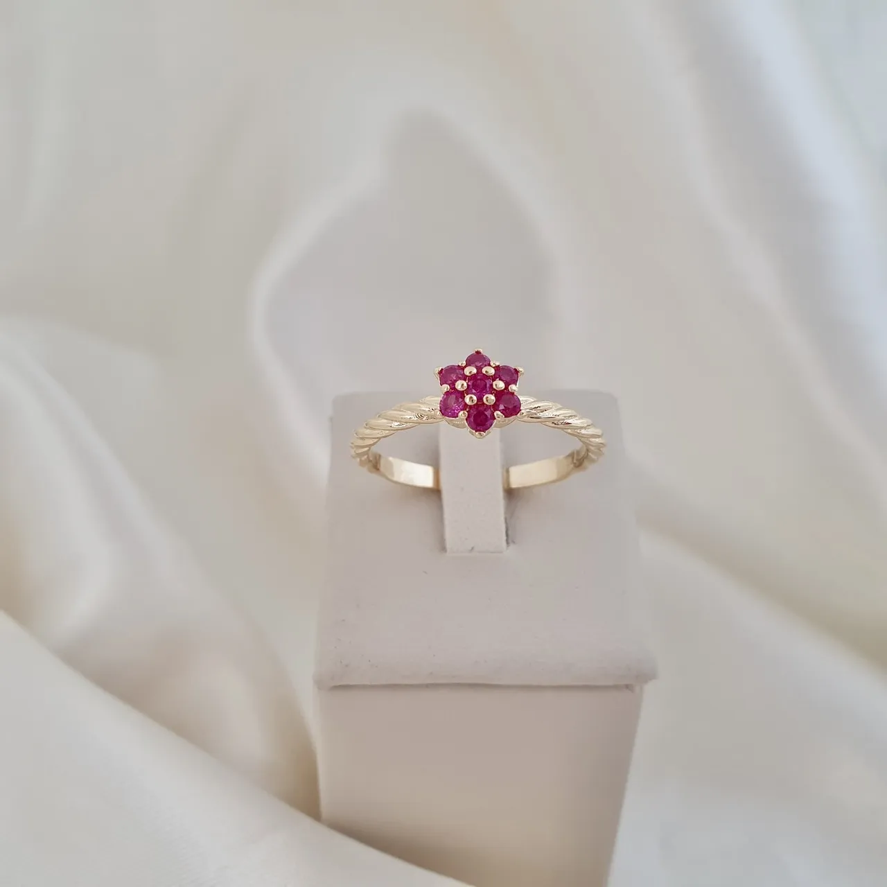 Anel flor de zircônias rosas