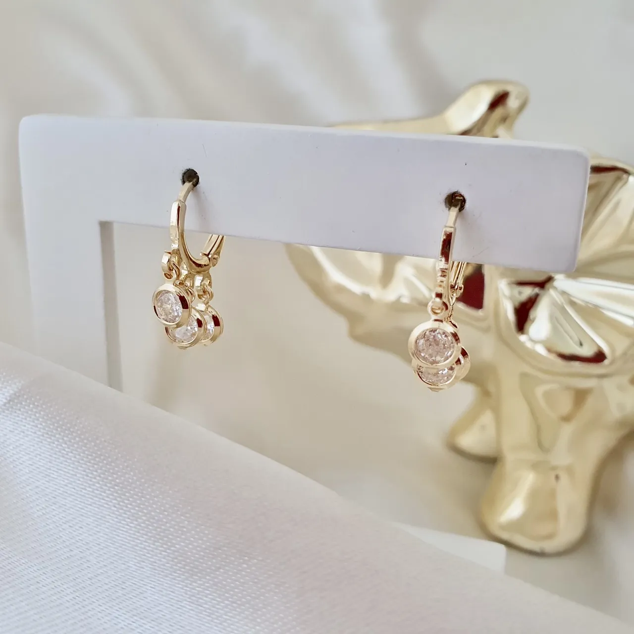Brinco argola click com pingentes de pontos de luz de zircônia