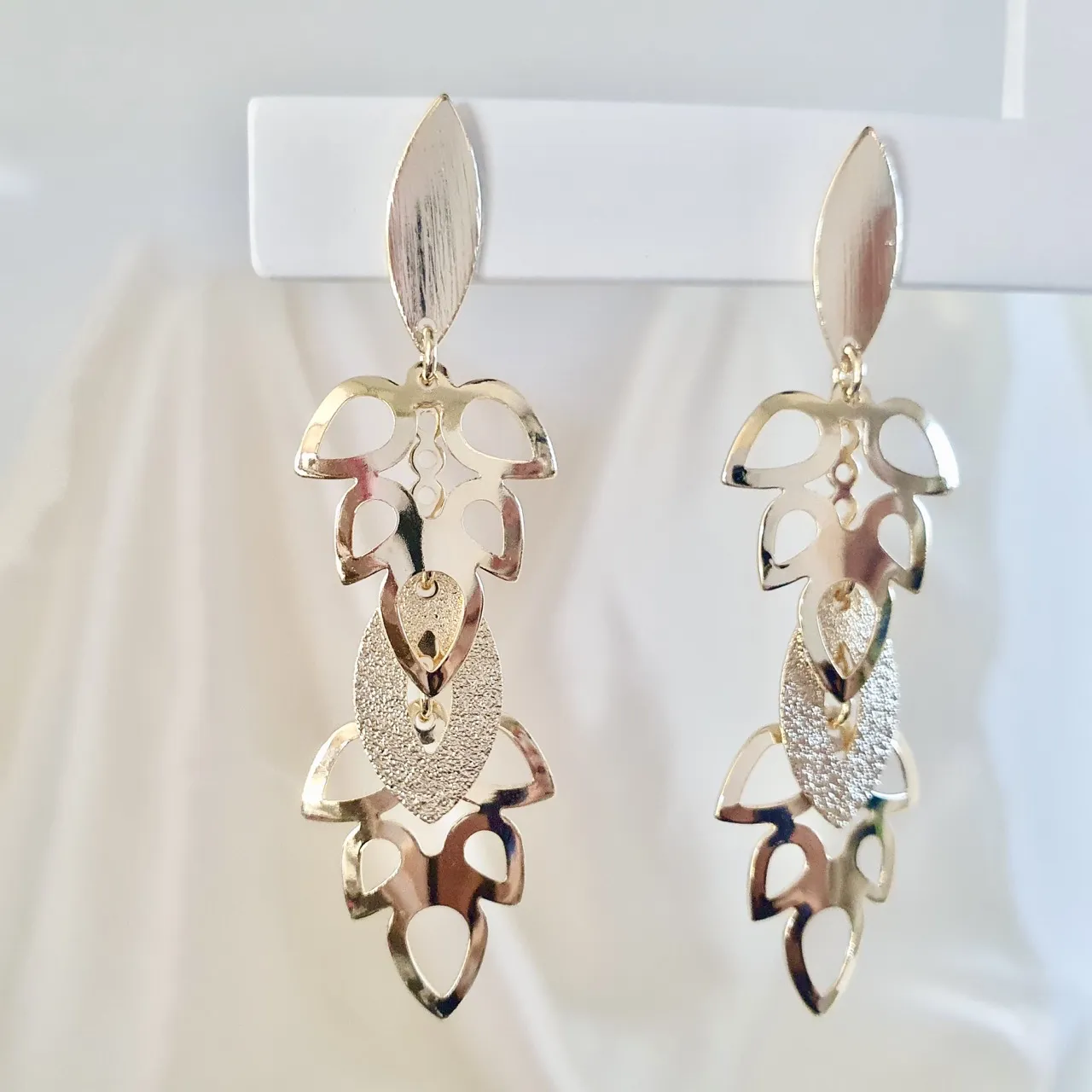 Brinco folhas vazadas e fosca