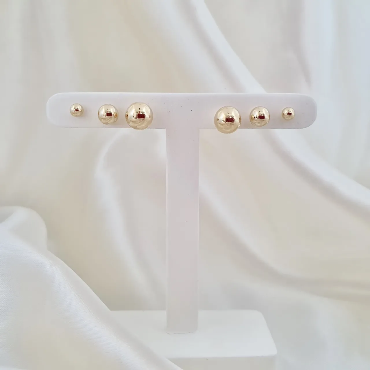 Brinco trio bolinhas (4mm, 6mm e 8mm)