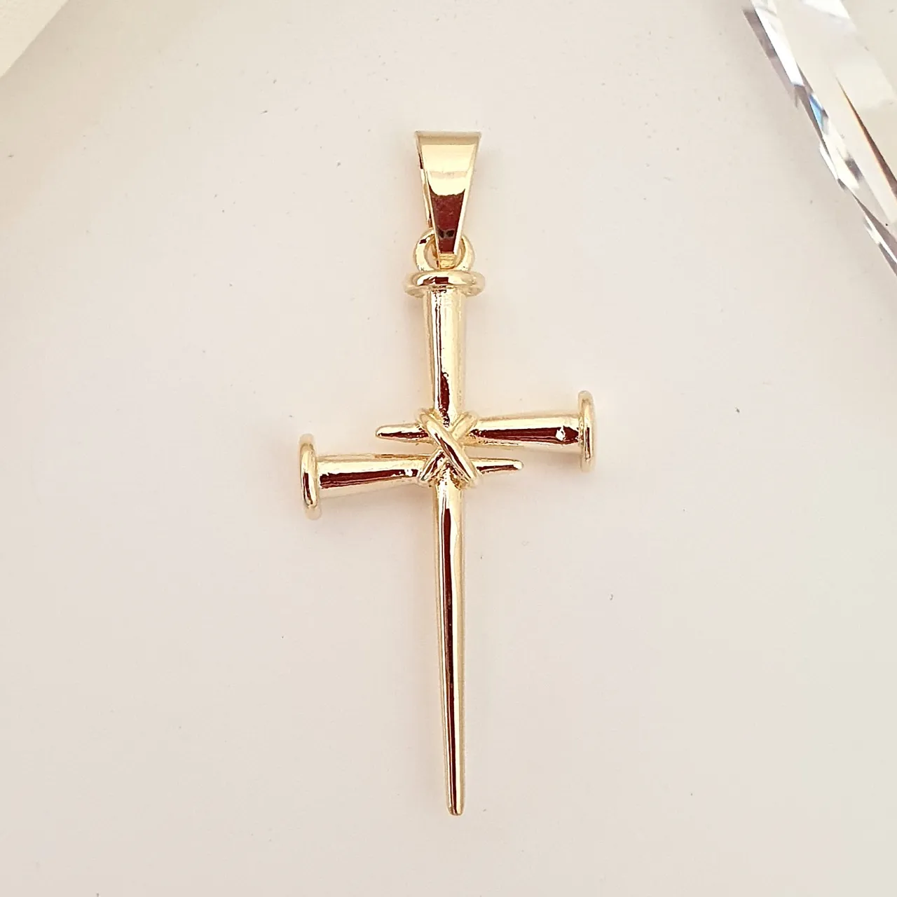 Pingente crucifixo pregos