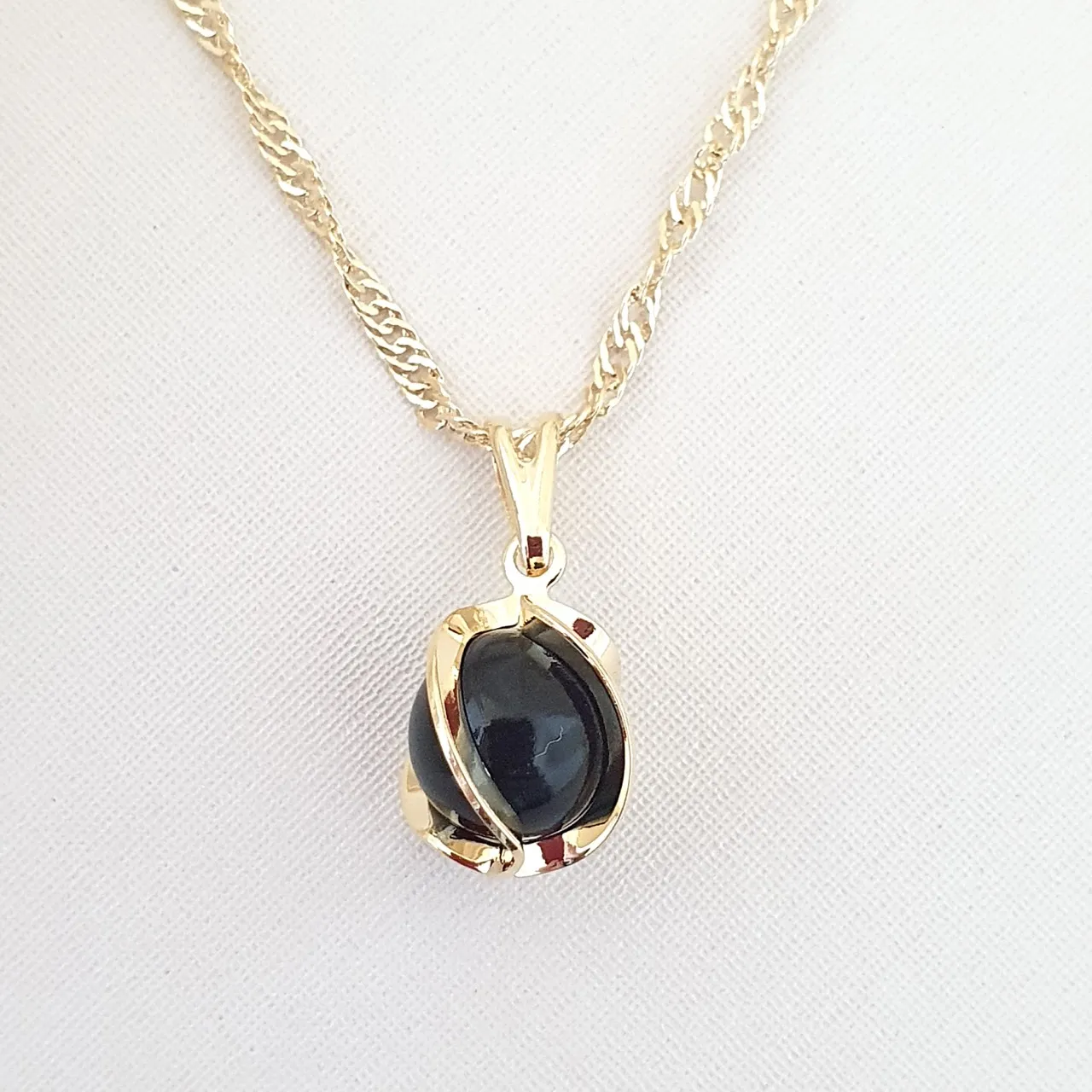 Colar com pingente esfera preta com detalhe