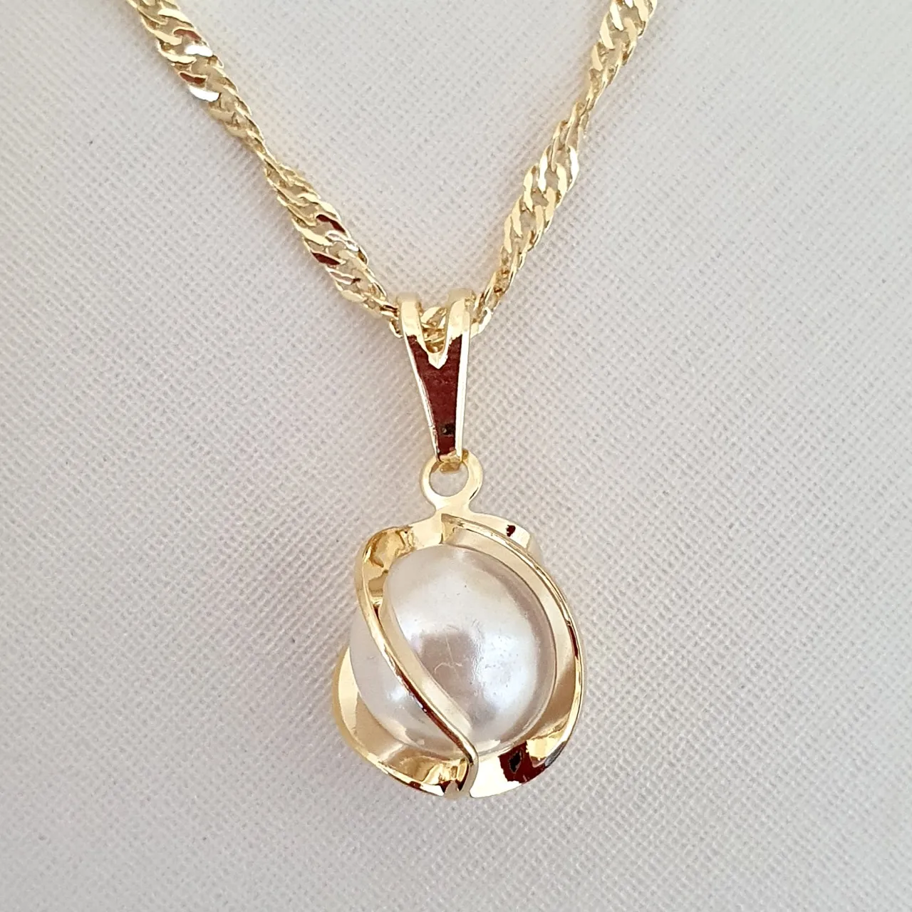 Colar com pingente pérola com detalhe