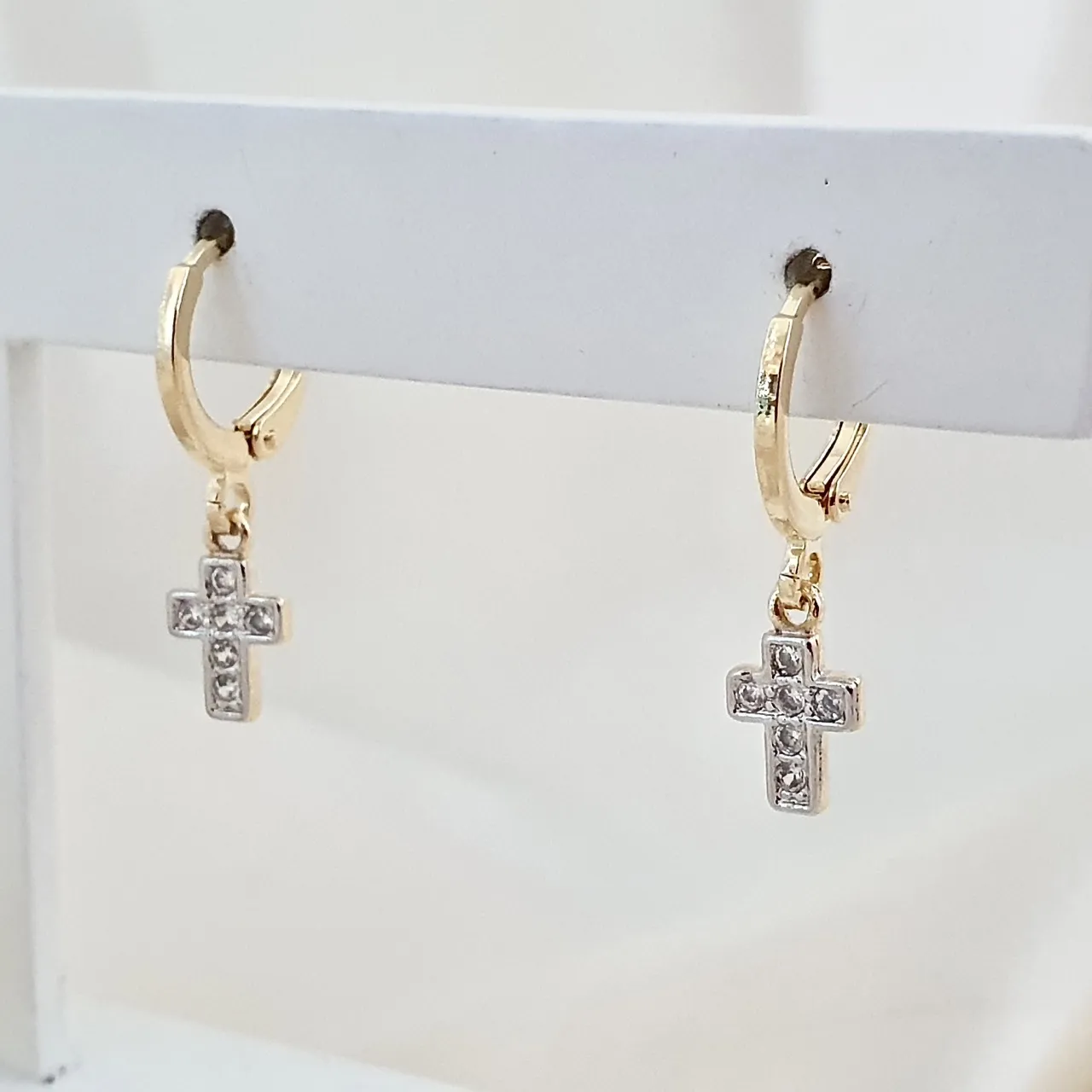 Brinco argola com pingente de cruz cravejada com zircônia
