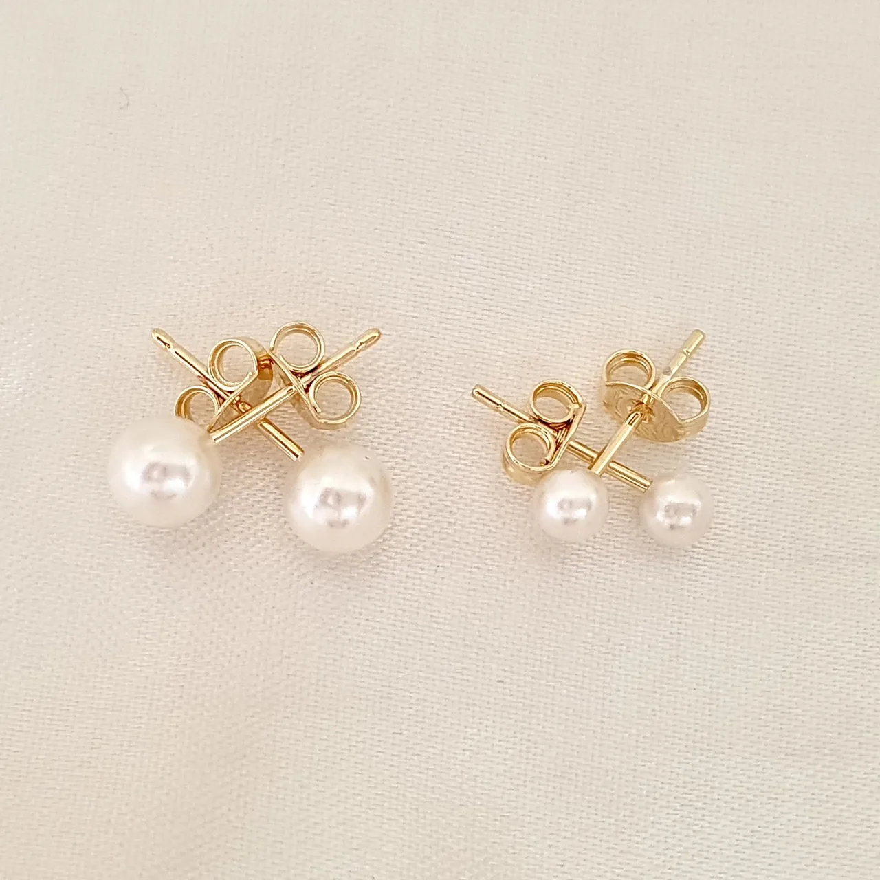 Brinco dupla de pérolas (4mm e 6mm)