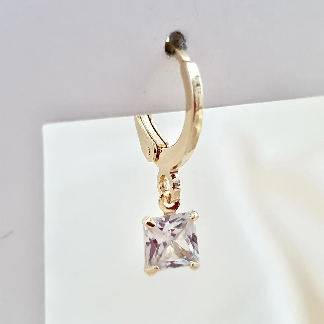Brinco argola com pingente de zircônia quadrada