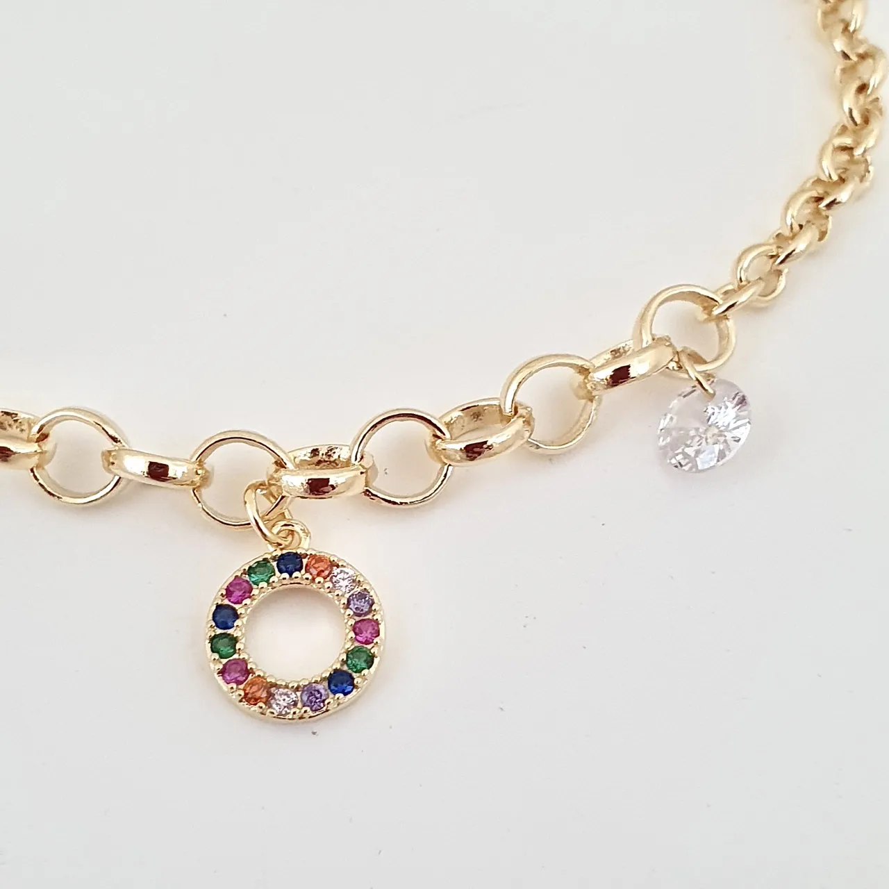 Pulseira elo português, pingentes círculo zircônias coloridas e ponto de luz