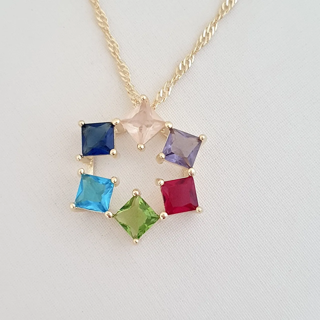 Colar com pingente estrela zircônias coloridas