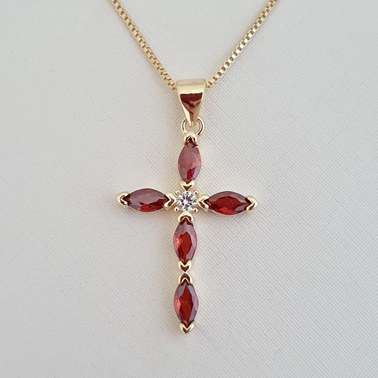Colar com pingente cruz de zircônia laranja