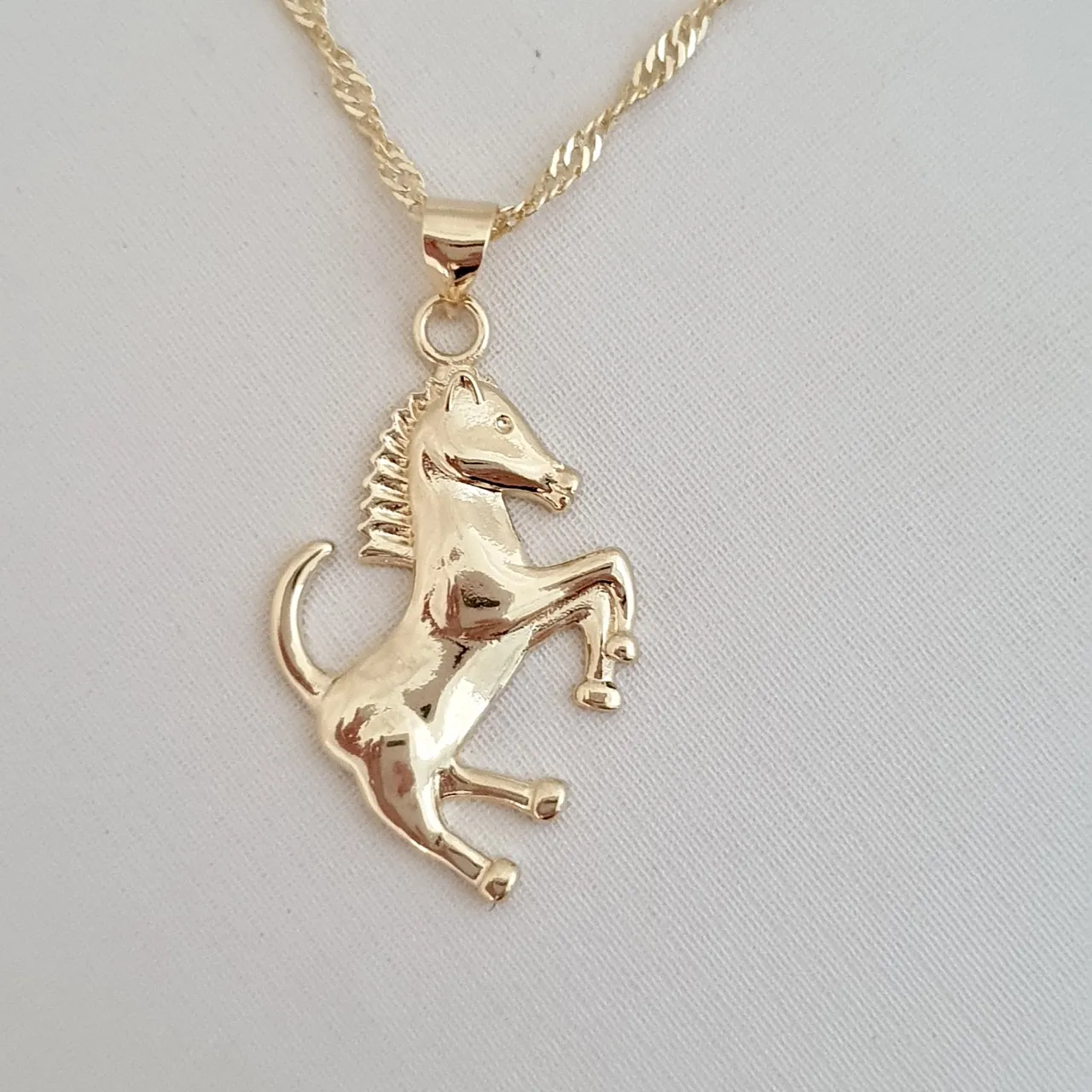 Colar com pingente de cavalo