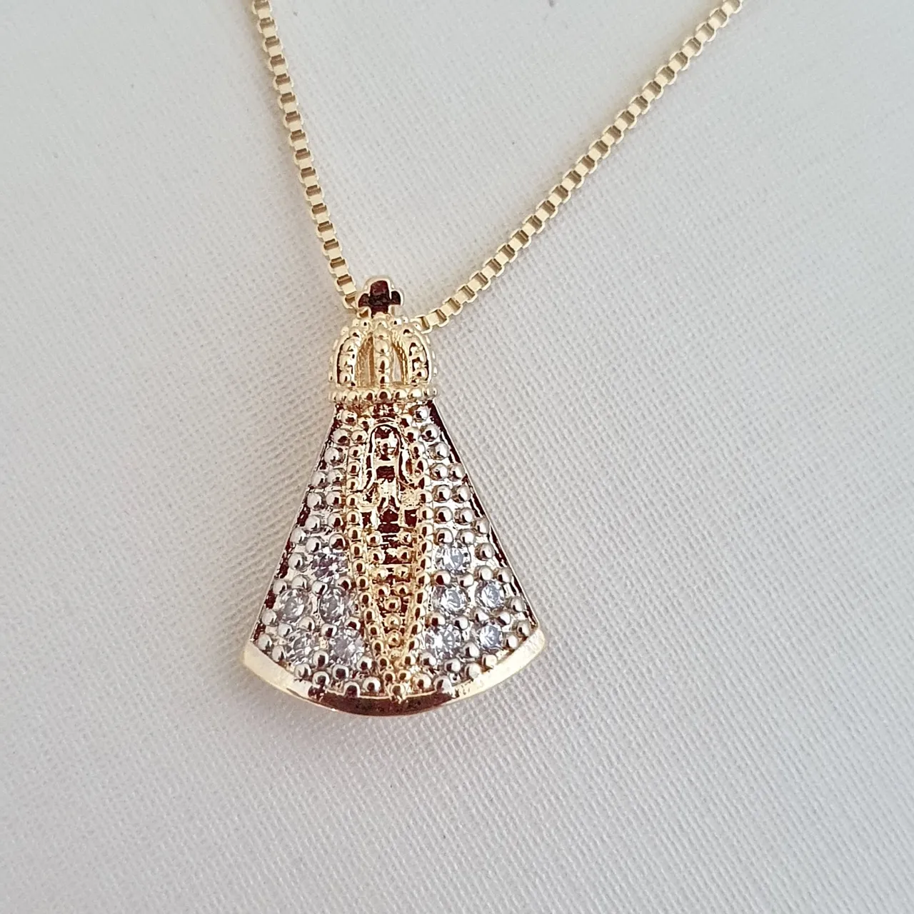 Colar com pingente Nossa Senhora cravejado em zircônia