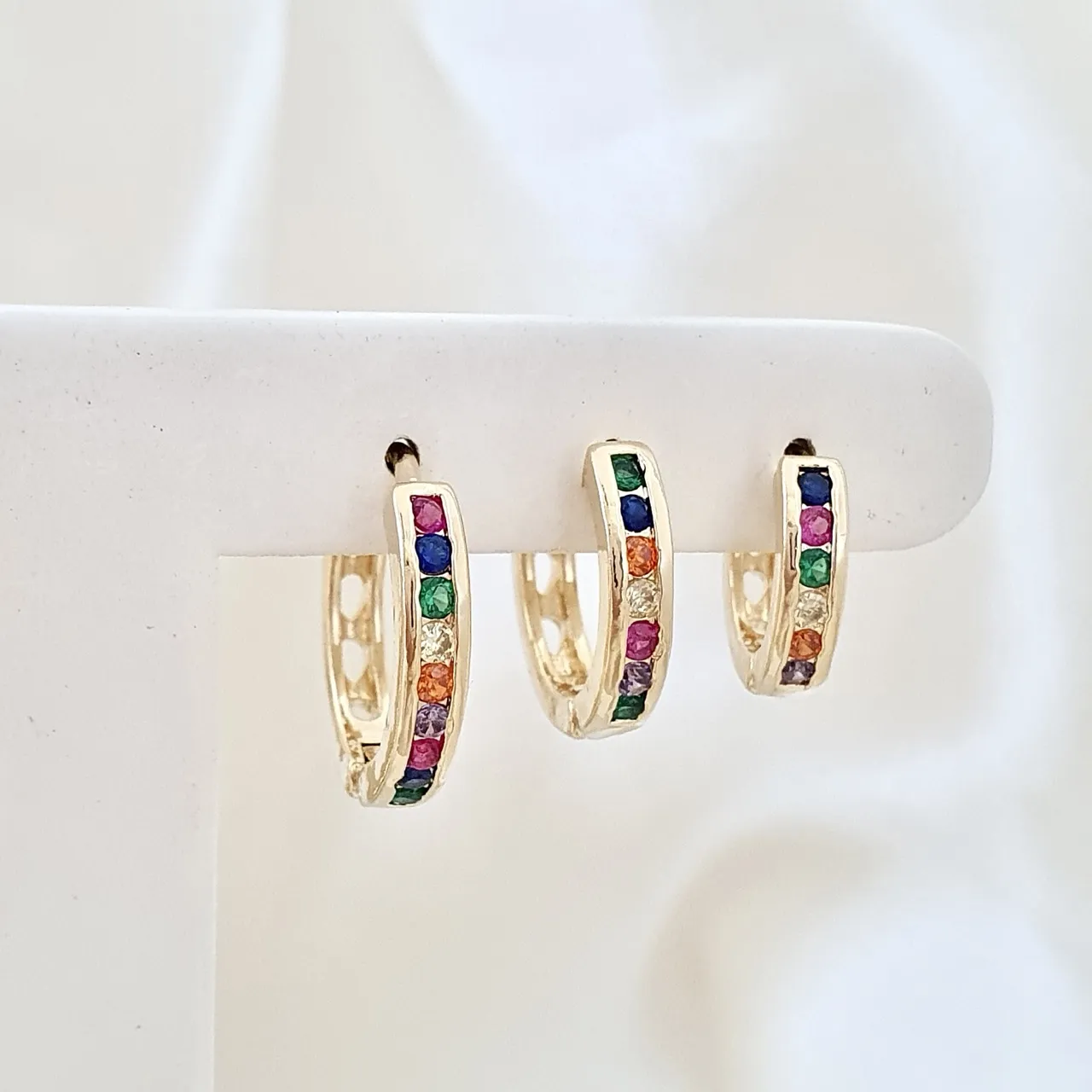 Brinco trio de argola click com zircônias coloridas