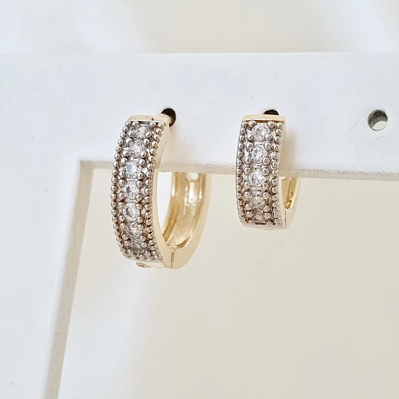 Brinco dupla de argola click com zircônia