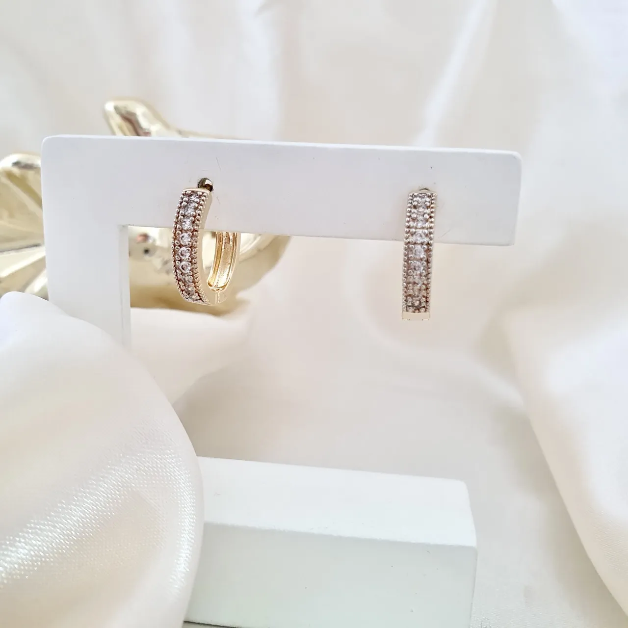 Brinco argola click com zircônias cravejadas
