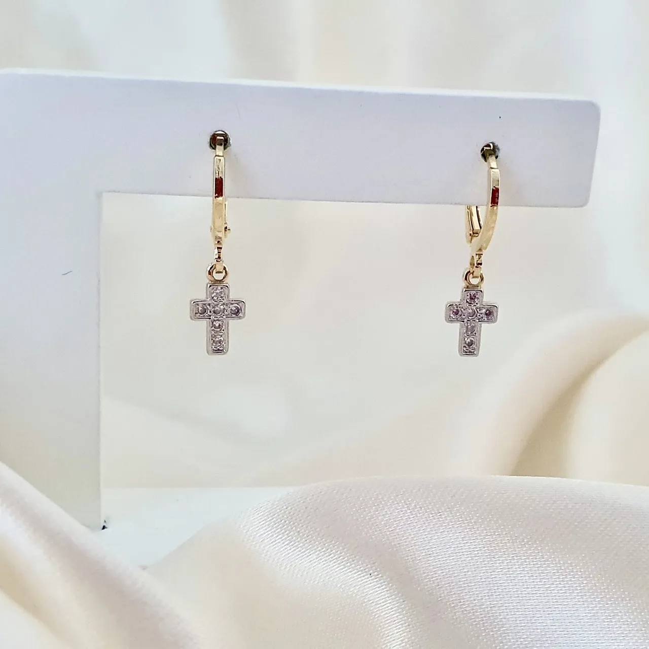 Brinco argola com pingente de cruz cravejada com zircônia