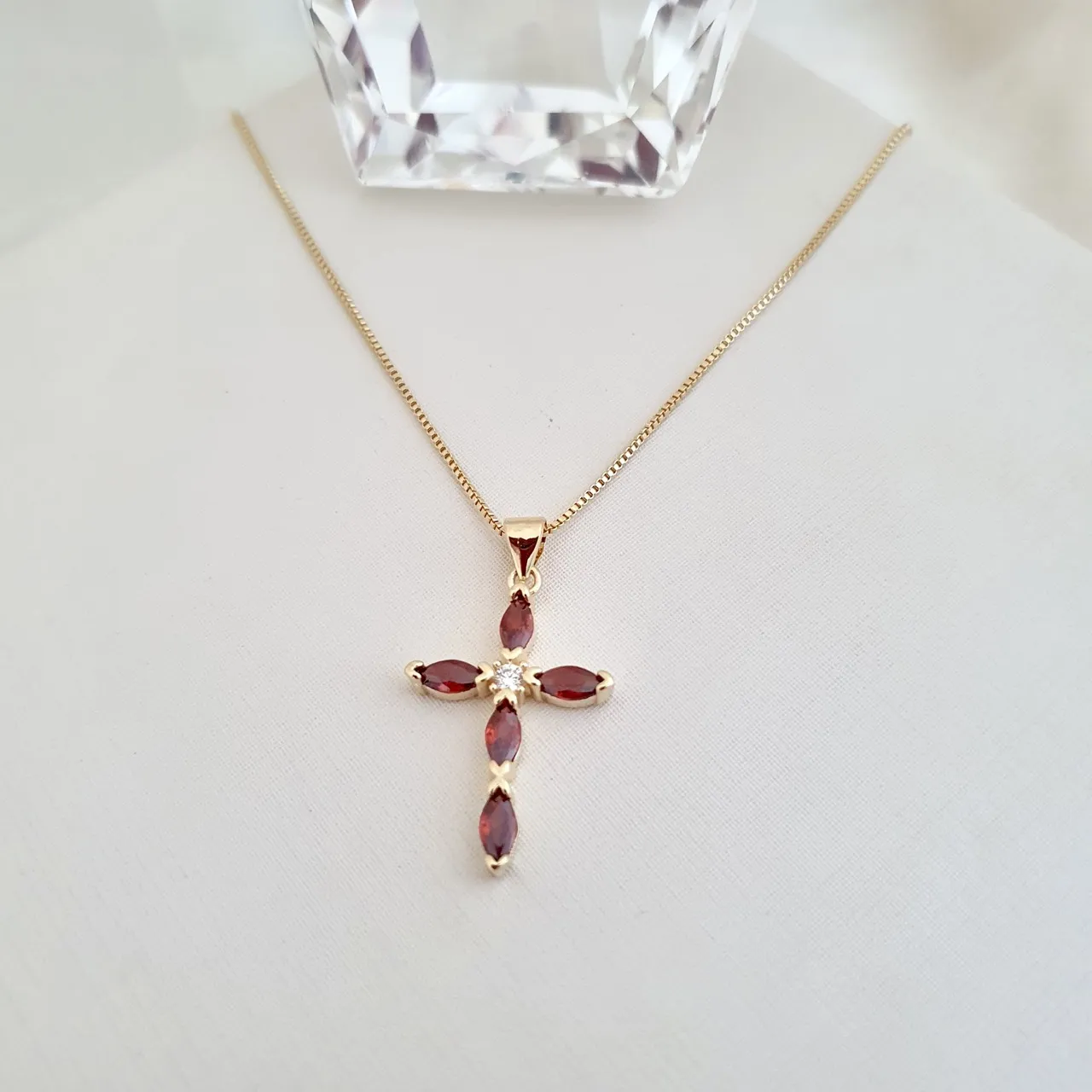 Colar com pingente cruz de zircônia laranja