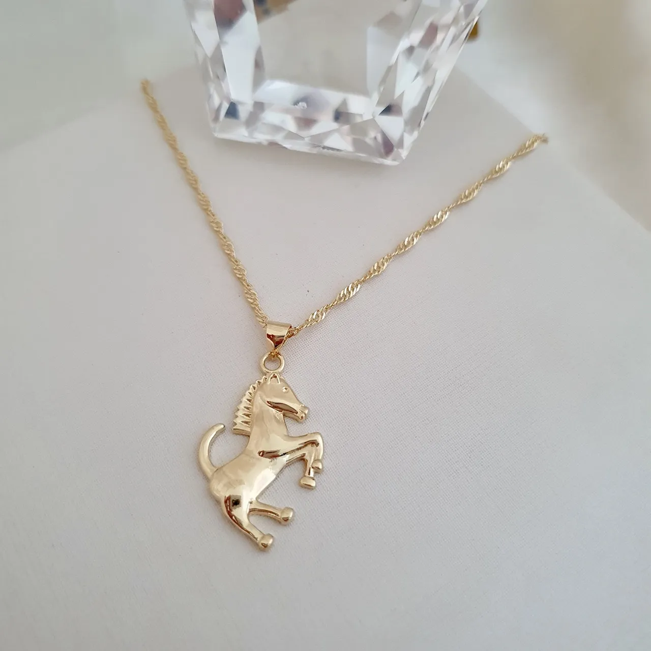 Colar com pingente de cavalo