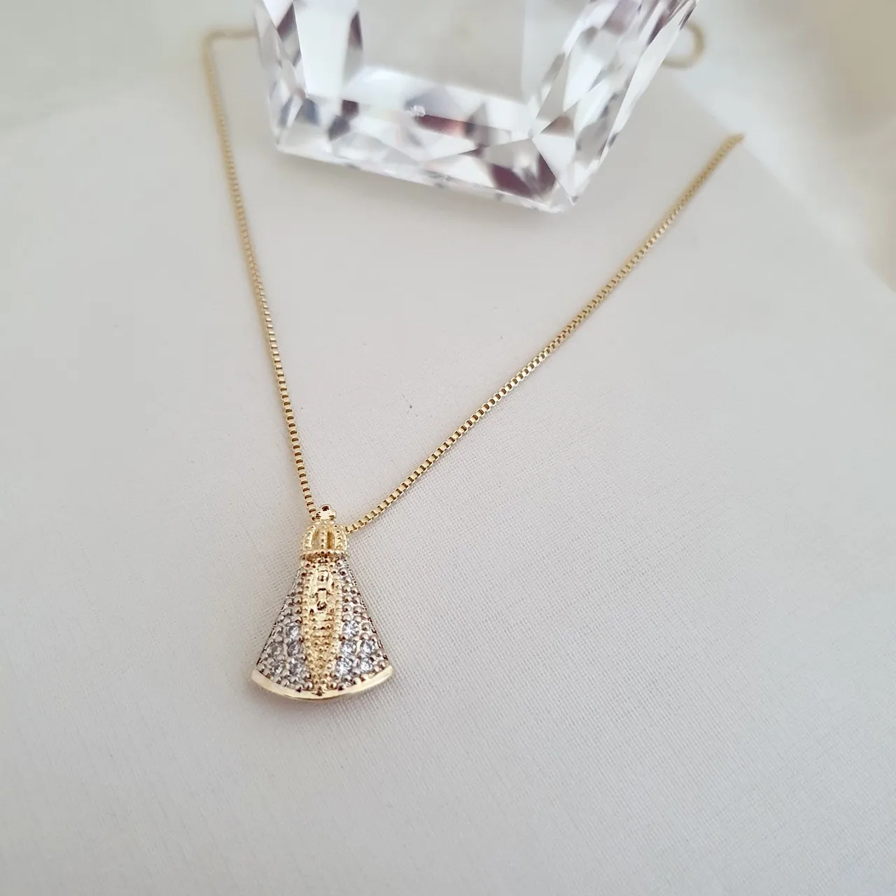Colar com pingente Nossa Senhora cravejado em zircônia