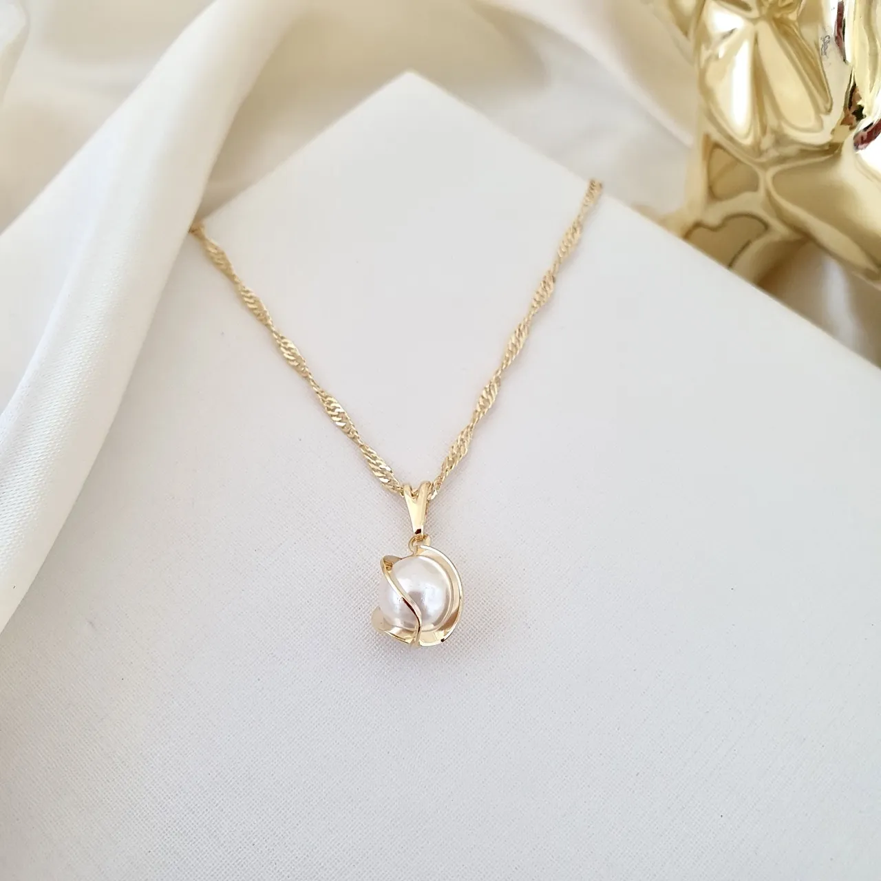 Colar com pingente pérola com detalhe