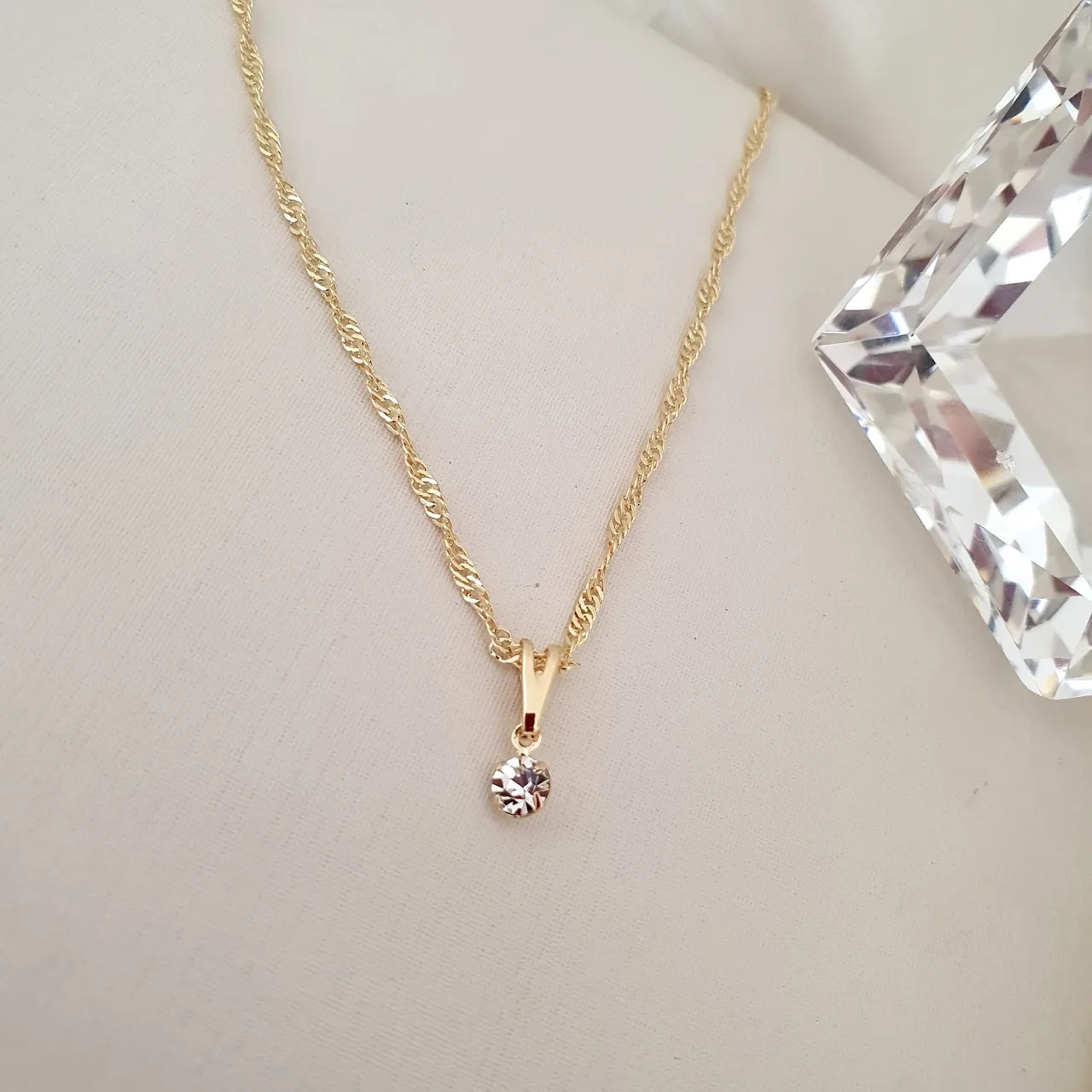 Colar com ponto de luz cristal 4mm