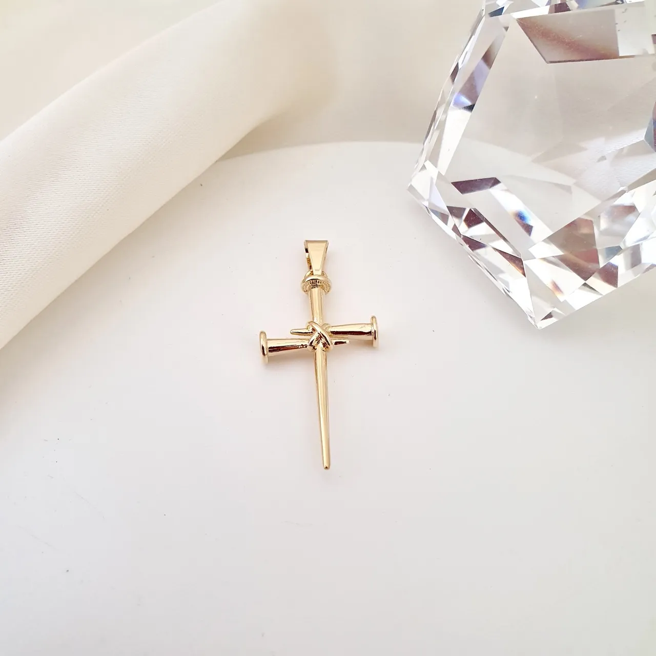 Pingente crucifixo pregos