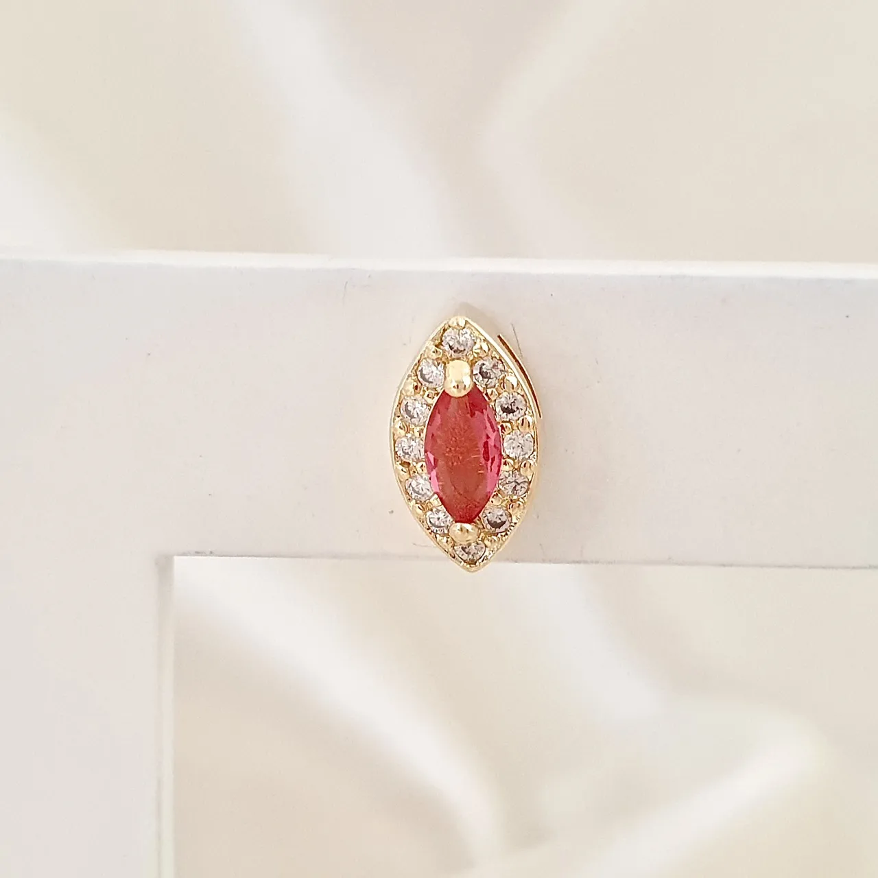 Brinco zircônia navete rosa cravejada em zircônia