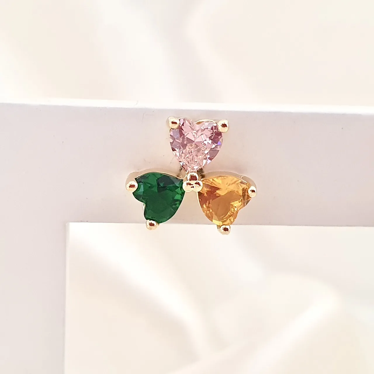 Brinco trevo de corações coloridos (amarelo, verde e rosa)
