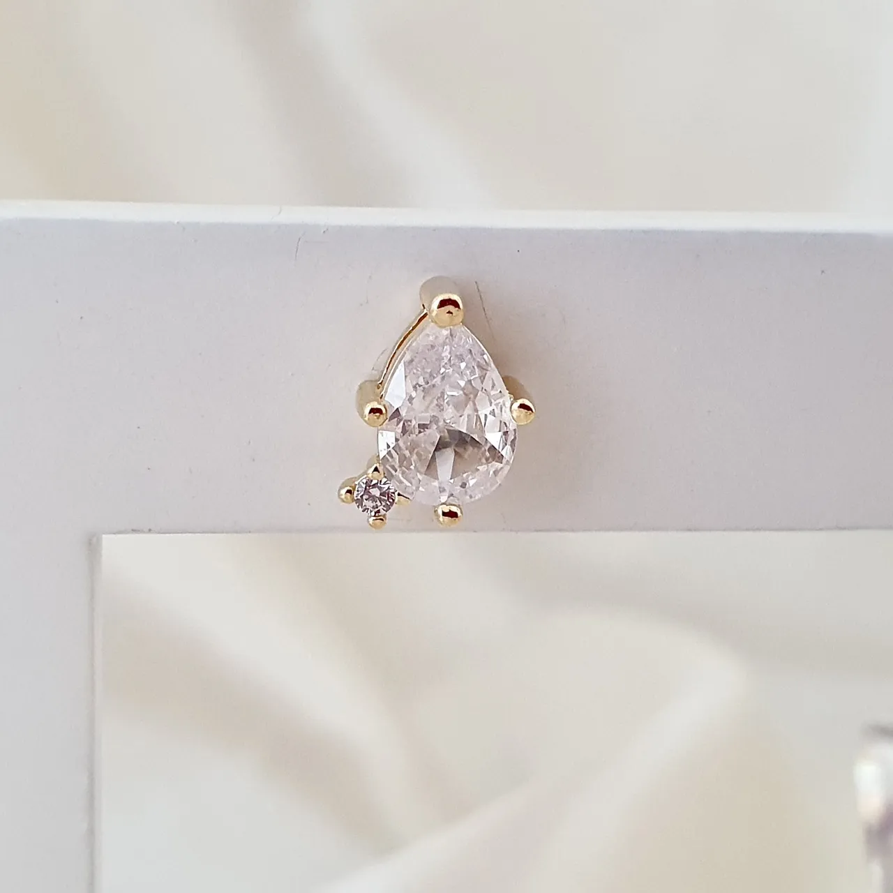Brinco gota zircônia com ponto de luz