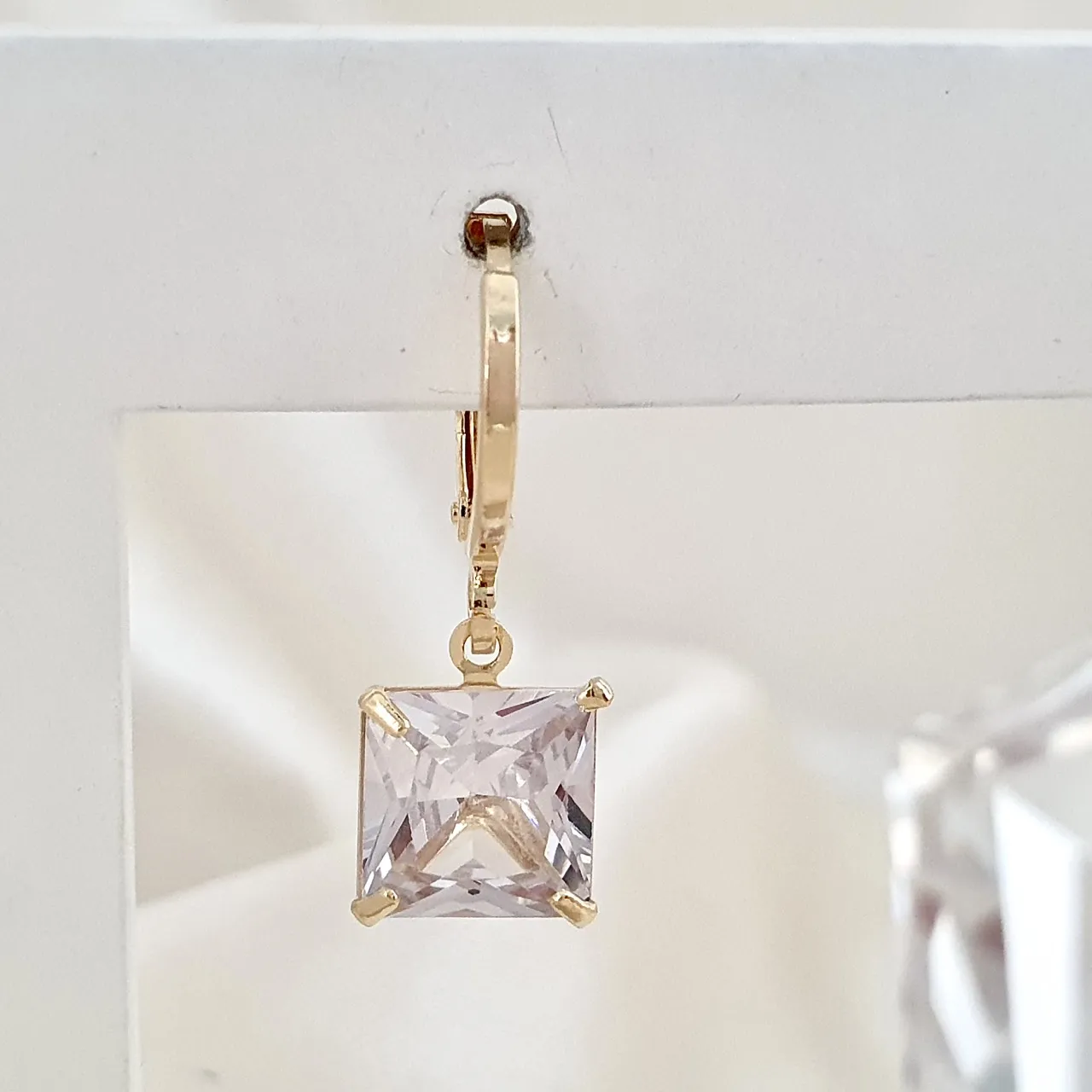 Brinco argola com pingente zircônia quadrada