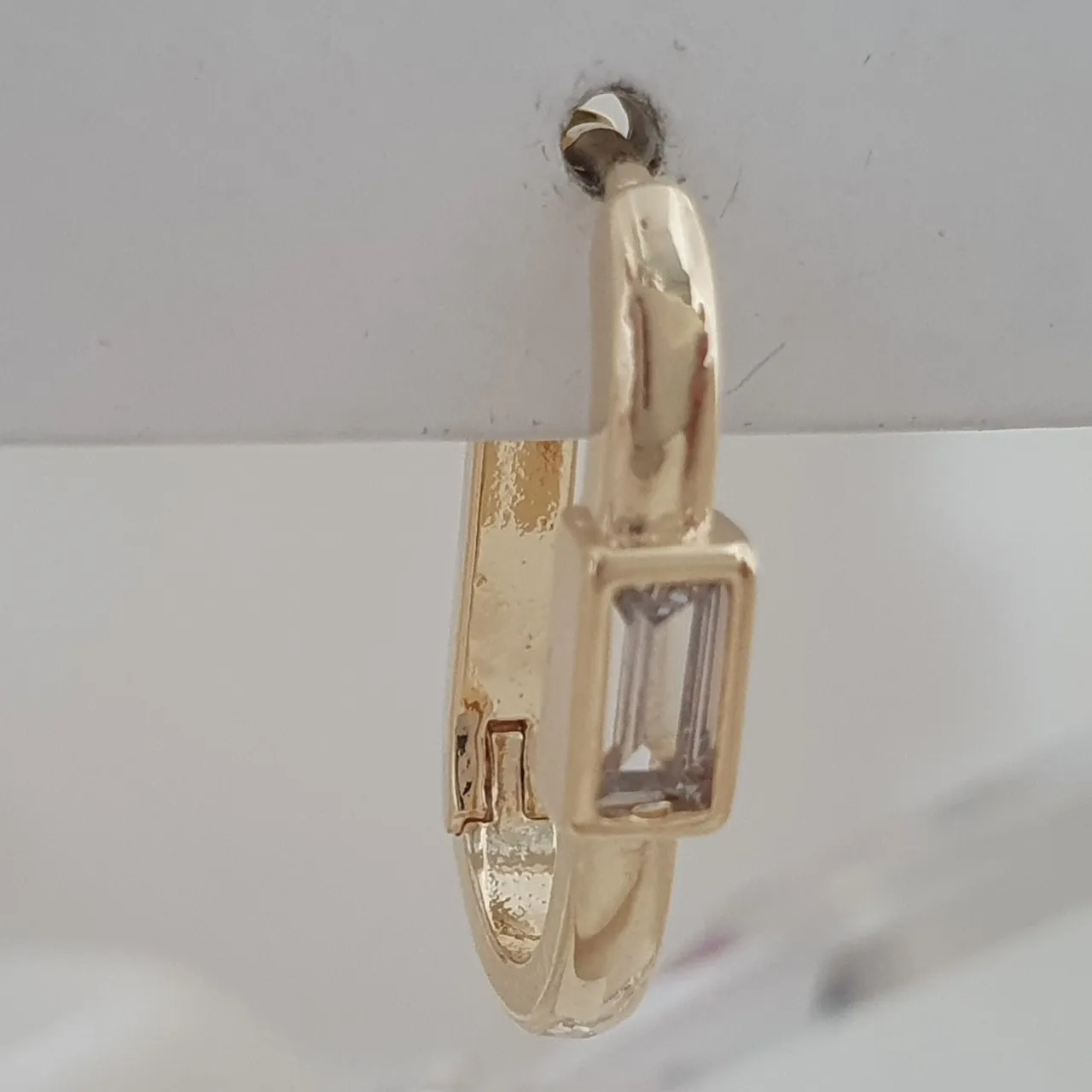 Brinco argola click oval com zircônia