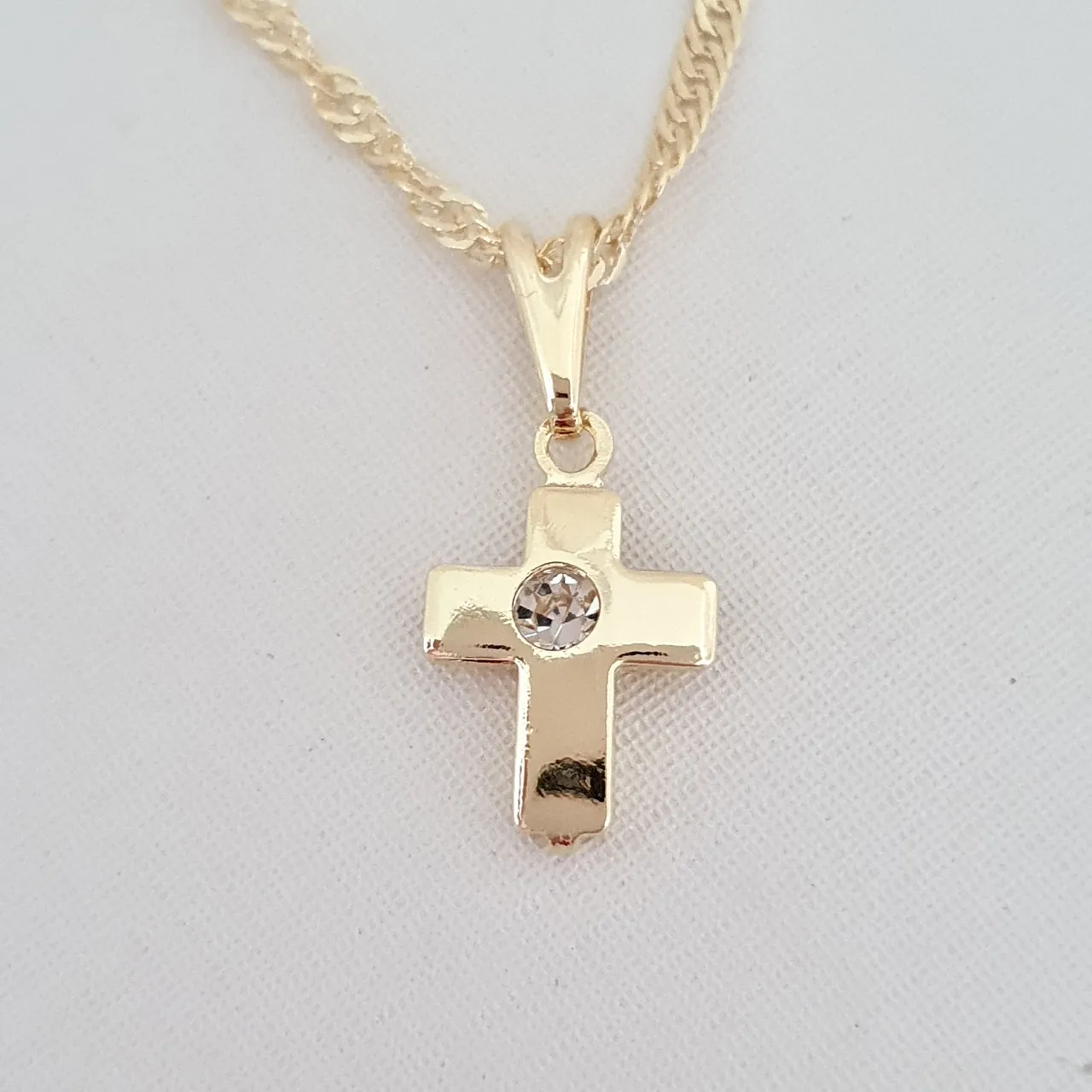 Colar com pingente de cruz e ponto de luz
