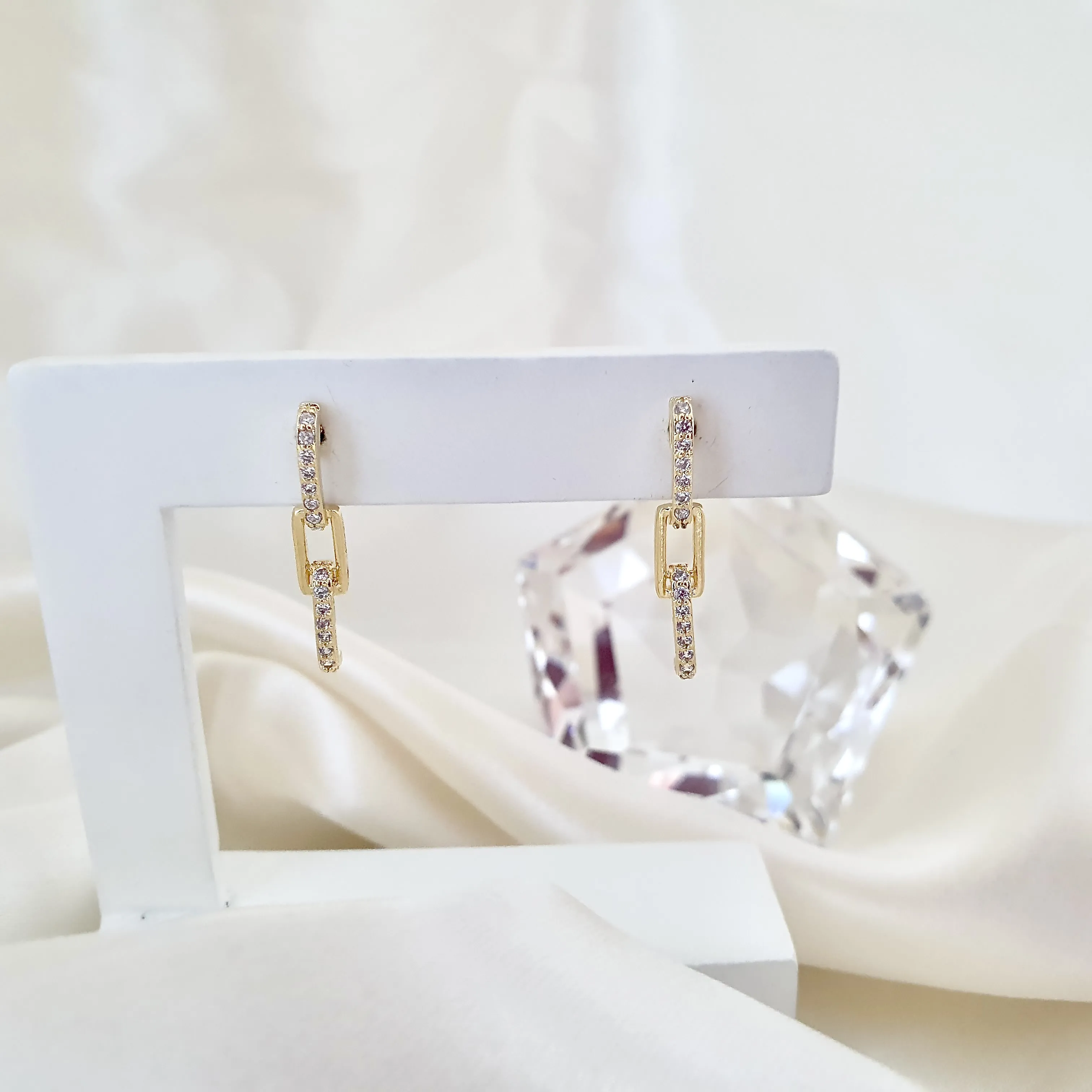 Brinco ear hook elo corrente cravejado com zircônia
