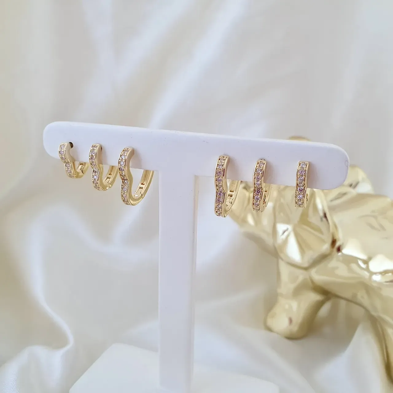 Brinco trio de argola click em forma de coração cravejadas com zircônia