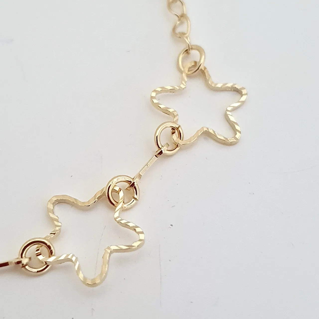 Pulseira com quatro estrelas vazadas