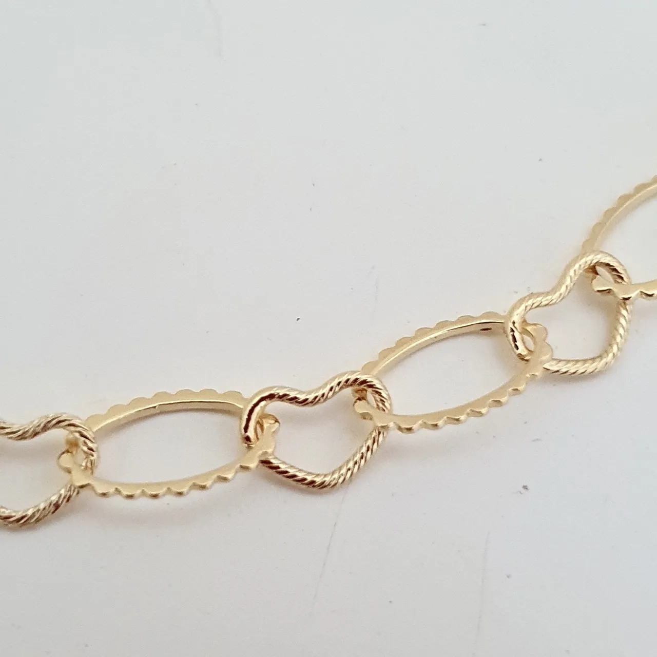 Pulseira com elos de coração e ovais