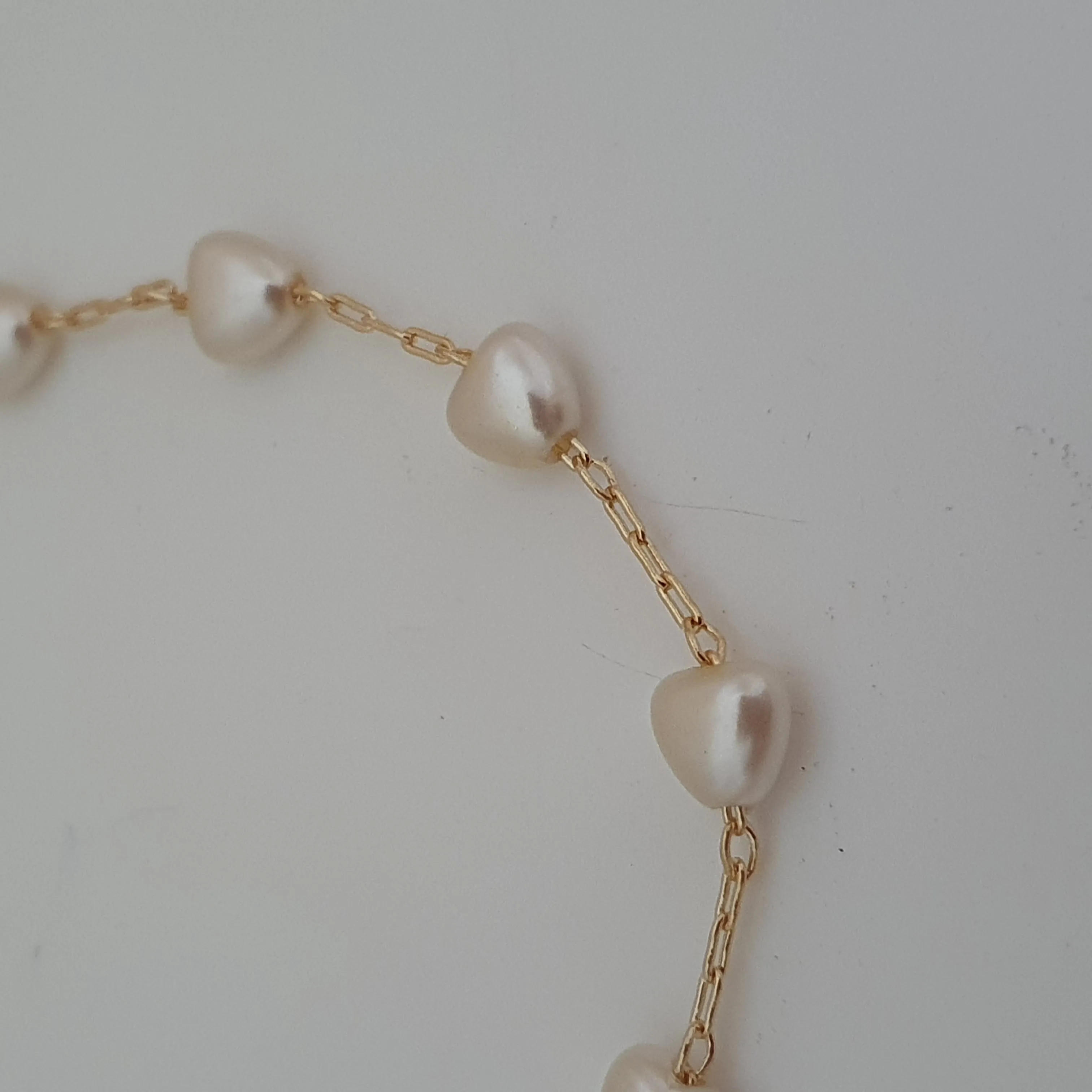 Pulseira com pérolas em formato de coração