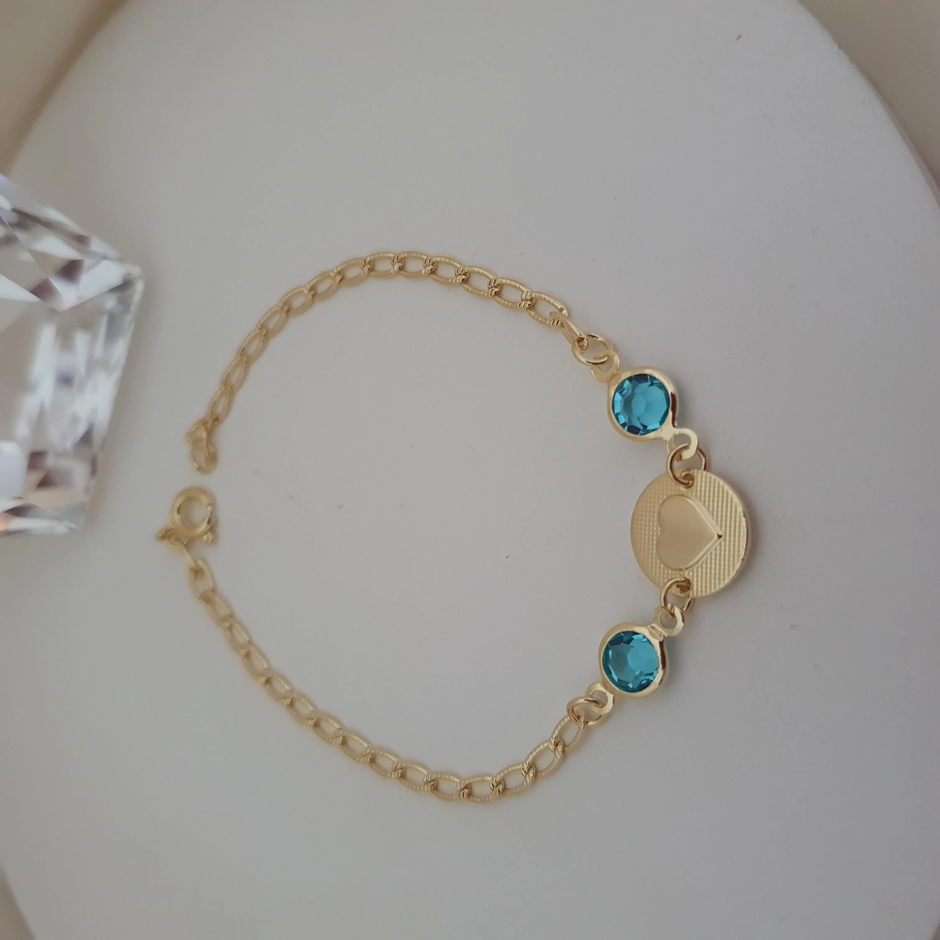 Pulseira com medalha de coração e dois cristais azuis